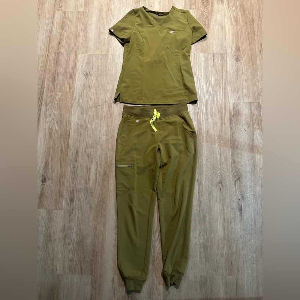 Martini olive figs Zamora jogger pants and Catarina scrub top set size xs
